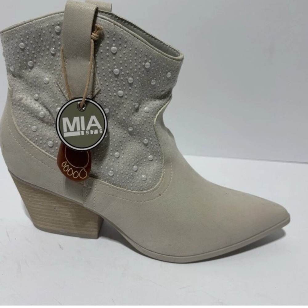 MIA Luanne Light Gray Pointed Ankle Booties